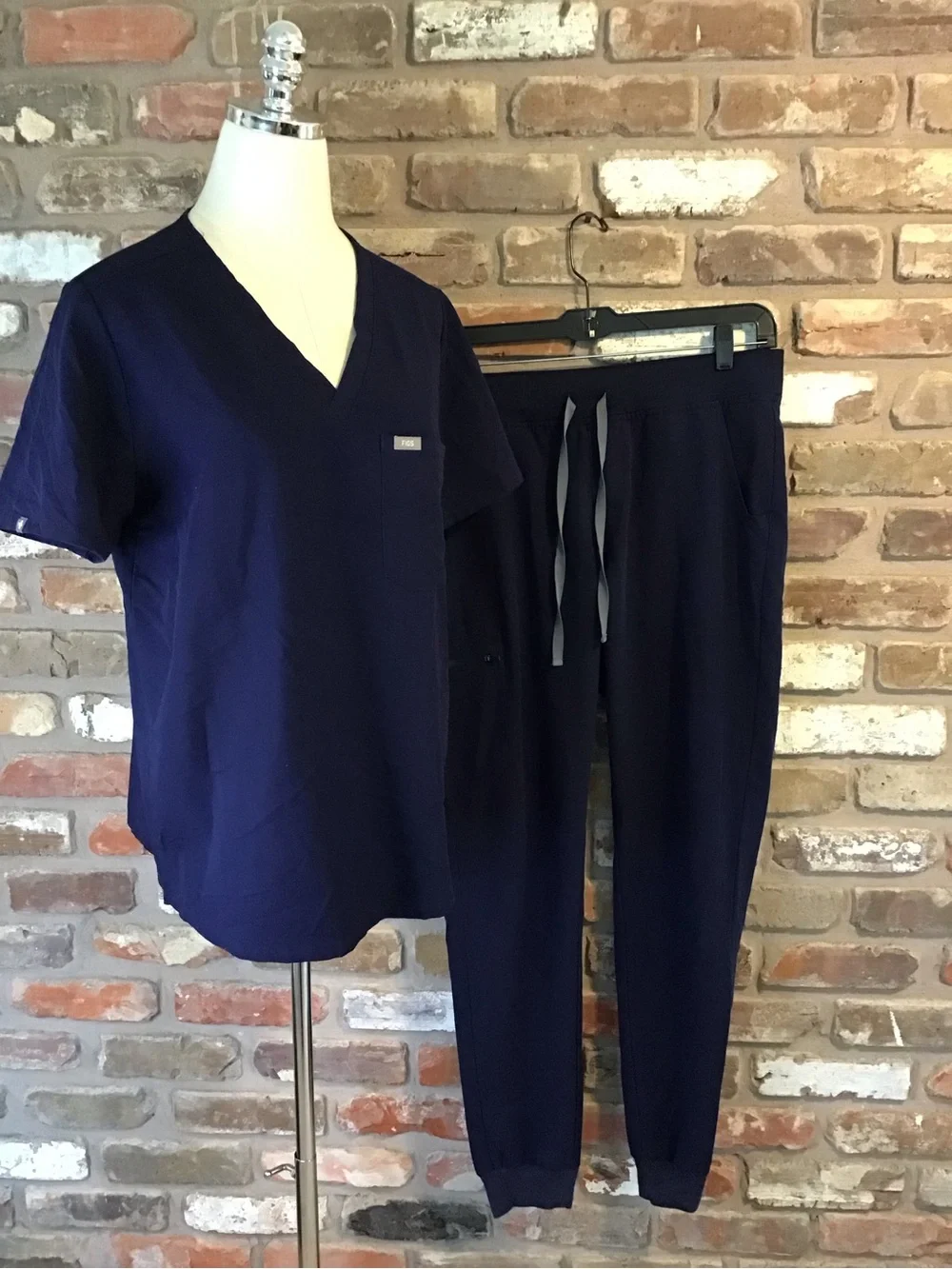 FIGS Women's Navy V-Neck Scrub Top and Jogger Pants Set L/LT